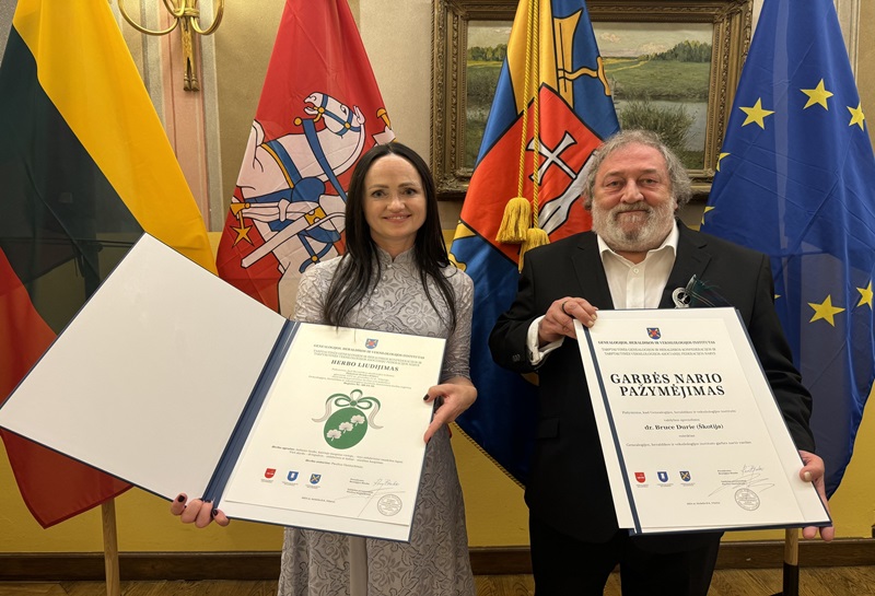 Įteikti Garbės nario vardą liudijantys pažymėjimai